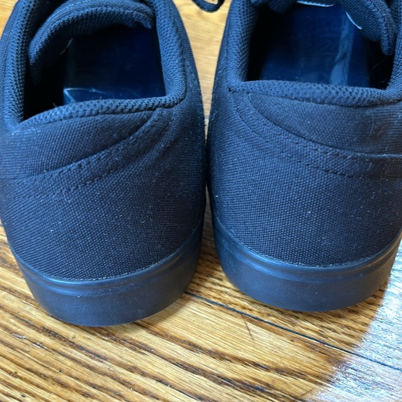 Nike SB Charge men’s black canvas sneakers.  Size 11.  Great condition. - Picture 3 of 11